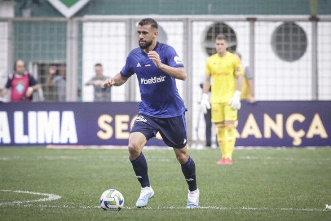 CASTAN - Bateu cabeça com Neris em uma trapalhada que, por pouco, não custa caro. Se o adversário tivesse um pouco mais de qualidade, sua vida seria um inferno neste sábado. Apesar de ser um pouco mais seguro, também estava presente na bobeada que decretou a derrota - NOTA: 3,5 - Foto: Staff Images/Cruzeiro