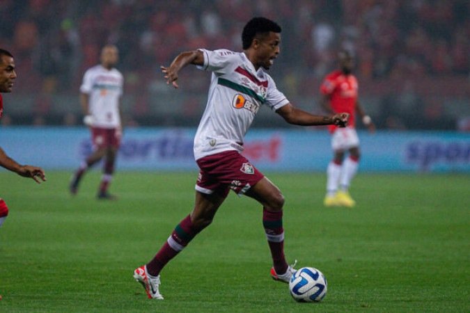 KENO - No primeiro tempo, não viu a bola, perdido na marcação. Levou até bronca do treinador. Saiu no intervalo. NOTA 4,5 - Foto: Marcelo Gonçalves/Fluminense