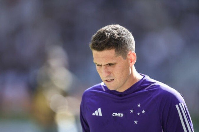 CABRAL - Cara a cara com Slimani, fechou o ângulo do argelino e evitou que o Cruzeiro ficasse atrás na primeira etapa. No segundo tempo, porém, não pôde fazer nada quando Robson apareceu sozinho na área - NOTA: 6,5 - Foto: Tiago Tindade/Staff Imagens/Cruzeiro