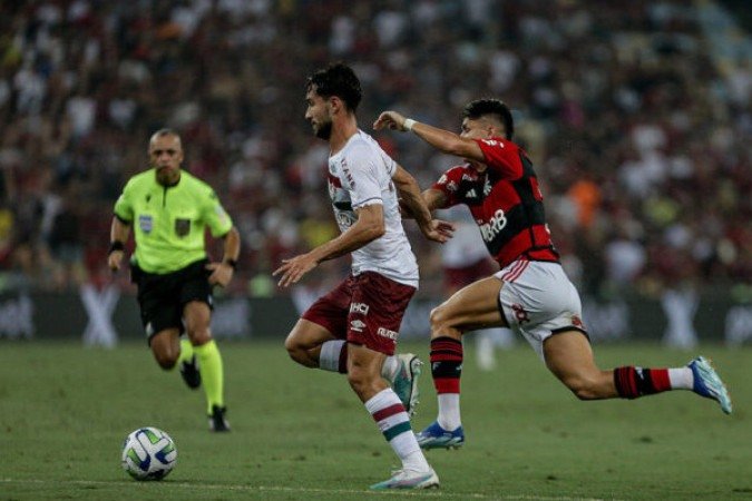 MARTINELLI - Muito sobrecarregado, tentando chegar no ataque, mas precisando cobrir Marcelo no primeiro tempo. Abusou das faltas e errou passes fáceis. NOTA 5,0 - Foto: Lucas Merçon/Fluminense