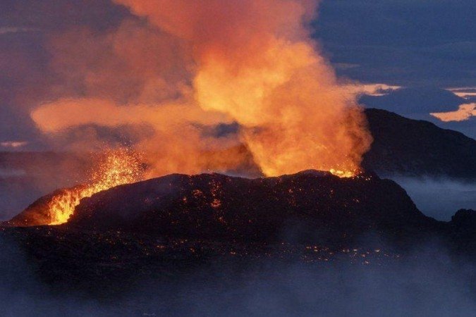 Milhares de tremores perto do Monte Fagradalsfjall (fotografado em julho) levantaram preocupações sobre uma possível erupção - (crédito: Getty Images) Milhares de tremores perto do Monte Fagradalsfjall (fotografado em julho) levantaram preocupações sobre uma possível erupção - (crédito: Getty Images)