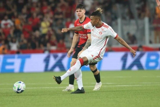 DALBERT - Ainda não justificou sua escalação como titular. Atrapalhou tanto ofensivamente quanto defensivamente. Saiu, ainda na primeira etapa, para a entrada de Hernández - NOTA: 2,0 