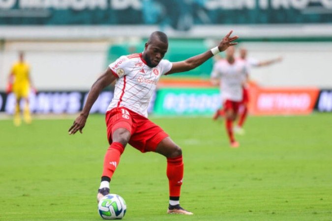 VALENCIA - Demorou a entrar na partida, porém, obrigou Weverton a realizar duas grandes intervenções. Saiu, cansado, no segundo tempo, para a entrada de Luiz Adriano - NOTA: 5,5 - Foto: Ricardo Duarte/Internacional