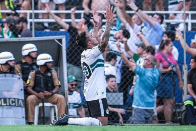 CORITIBA - Fez sua parte, aproveitando as fragilidades na defesa do Cruzeiro. Robson foi esperto ao se infiltrar no meio dos zagueiros celestes no lance do gol. Dificilmente, não cairá. Entretanto, neste fim de semana, mostrou brios - NOTA: 6,0