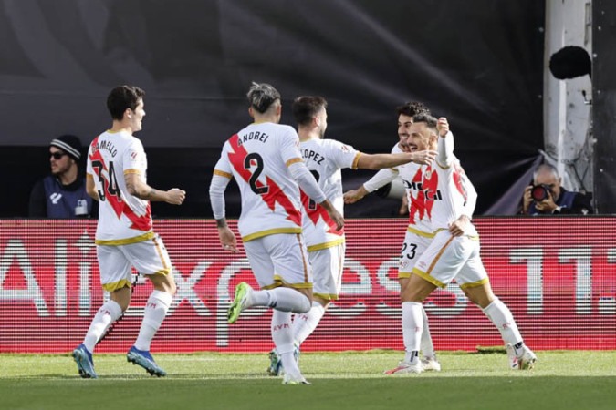  Rayo Vallecano's Spanish midfielder #18 Alvaro Garcia Rivera celebrates with teammates scoring his team's first goal during the Spanish league football match between Rayo Vallecano de Madrid and Girona FC at the Vallecas stadium in Madrid on November 11, 2023. (Photo by OSCAR DEL POZO / AFP) (Photo by OSCAR DEL POZO/AFP via Getty Images)
     -  (crédito:  AFP via Getty Images)