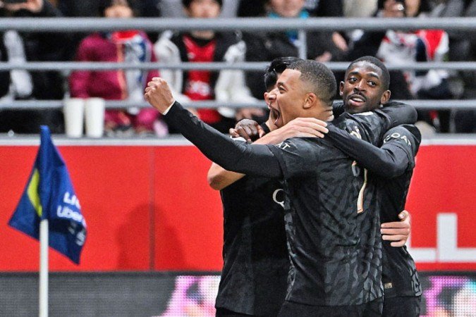 Paris Saint-Germain's French forward #07 Kylian Mbappe celebrates with teammates after scoring his team's second goal during the French L1 football match between Stade de Reims and Paris Saint-Germain (PSG) at Stade Auguste-Delaune in Reims, northern on November 11, 2023. (Photo by FRANCOIS NASCIMBENI / AFP) (Photo by FRANCOIS NASCIMBENI/AFP via Getty Images)
- (crédito: AFP via Getty Images) Paris Saint-Germain's French forward #07 Kylian Mbappe celebrates with teammates after scoring his team's second goal during the French L1 football match between Stade de Reims and Paris Saint-Germain (PSG) at Stade Auguste-Delaune in Reims, northern on November 11, 2023. (Photo by FRANCOIS NASCIMBENI / AFP) (Photo by FRANCOIS NASCIMBENI/AFP via Getty Images)
- (crédito: AFP via Getty Images)