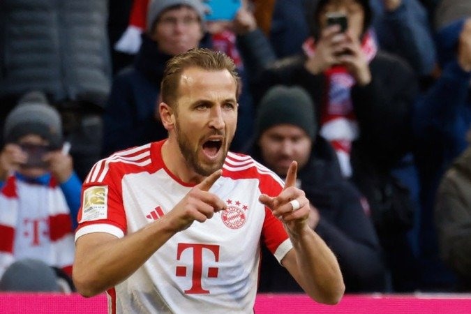 Kane celebra o primeiro de seus dois gols na vitpória do Bayern -  (crédito:  Michaela Rhele/AFP via Getty Images)
