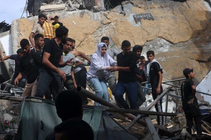 Uma mulher é ajudada a descer de um prédio destruído durante o bombardeio israelense em Rafah, no sul da Faixa de Gaza - (crédito: SAID KHATIB / AFP) Uma mulher é ajudada a descer de um prédio destruído durante o bombardeio israelense em Rafah, no sul da Faixa de Gaza - (crédito: SAID KHATIB / AFP)