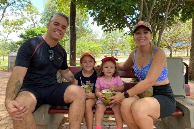 Mércia da Silva, 38 anos, ao lado do marido Fausto Furtado, 37, e das filhas Maria Eloíse e Maria Liz - (crédito: Eduardo Fernandes/ CB/ DA PRESS) Mércia da Silva, 38 anos, ao lado do marido Fausto Furtado, 37, e das filhas Maria Eloíse e Maria Liz - (crédito: Eduardo Fernandes/ CB/ DA PRESS)