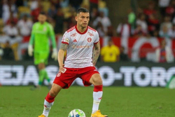 ARÁNGUIZ - Girou errado, falhou na marcação e não teve aquela precisão no passe. Estava com problemas físicos, é verdade.  