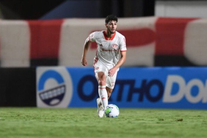 JOHNNY - Dormiu no ponto e teve a carteira batida por Veiga. Sem pegada na marcação e com a bola nos pés.