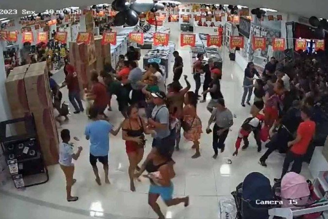 Dezenas de pessoas empurraram umas às outras na tentativa de pegar os produtos em promoção. Alguns clientes chegaram a cair no chão e foram pisoteados
- (crédito: Reprodução/X/@julimnsz) Dezenas de pessoas empurraram umas às outras na tentativa de pegar os produtos em promoção. Alguns clientes chegaram a cair no chão e foram pisoteados
- (crédito: Reprodução/X/@julimnsz)