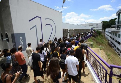Estudantes chegam para provas no UniCeub -  (crédito: Marcelo Ferreira/CB/D.A. Press)