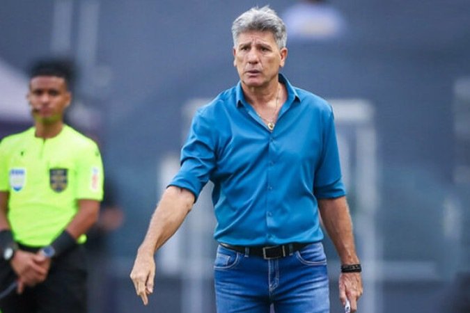 TEC: RENATO GAÚCHO - Quando passou a ficar com um a mais, ainda no início do 1º tempo, fez um alteração que deixou o Grêmio mais ofensivo. Mas seu time teimou em finalizar pouco. Na etapa final, tentou colocar o time mais à frente, mas de nada adiantou. O Grêmio estava muito apático - NOTA 6,5 - Foto: Lucas Uebel/Grêmio