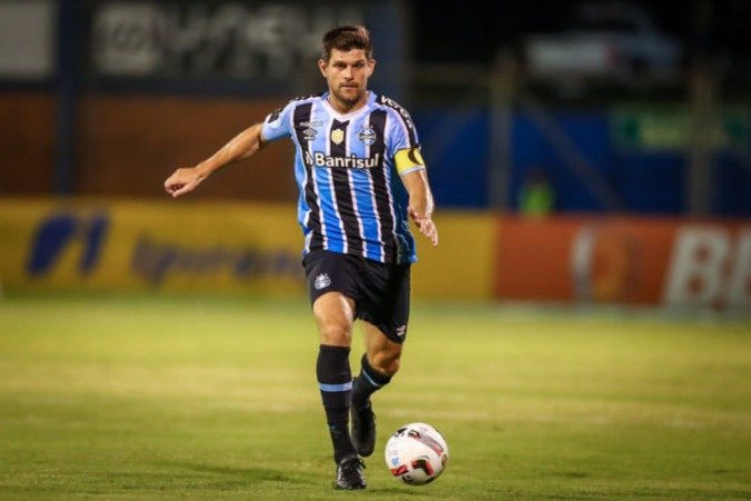 KANNEMANN -  Com o campo pesado, o veterano foi ainda mais lento do que o normal no combate direto quando o Corinthians atacou no seu setor. Compensou jogando com garra. Mas perdeu muitas disputas no 1º tempo - NOTA 6,0 -Foto: Lucas Uebel/Grêmio