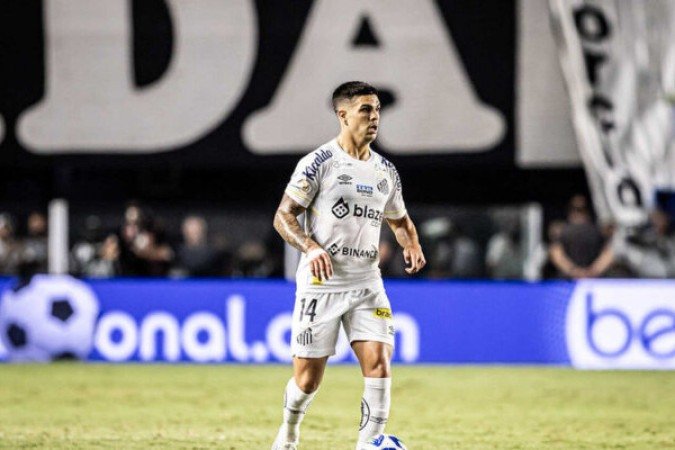 RODRIGO FERNÁNDEZ - Substituiu Maxi Silvera no intervalo e trabalhou um pouco mais recuado, fechando o meio de campo e evitando as investidas de Alisson no ataque. Discreto, mas eficiente -  NOTA 6,5 - Foto: Raul Baretta/ Santos FC