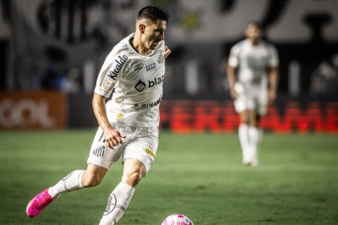 MAXI SILVERA -  Outro irreconhecível. Fez figuração no 1º tempo, não aparecendo nas jogadas ofensivas, se omitindo no jogo  -  NOTA 4,0 - Foto: Raul Baretta/ Santos FC