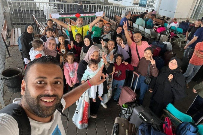 Foto divulgada neste domingo pelo Itamaraty mostra grupo de brasileiros que atravessou a fronteira para o Egito - (crédito: Itamaraty) Foto divulgada neste domingo pelo Itamaraty mostra grupo de brasileiros que atravessou a fronteira para o Egito - (crédito: Itamaraty)