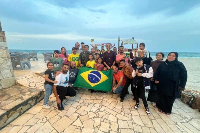Brasileiros que estavam em gaza comemoram agem para o Egito - (crédito: redes sociais) Brasileiros que estavam em gaza comemoram agem para o Egito - (crédito: redes sociais)