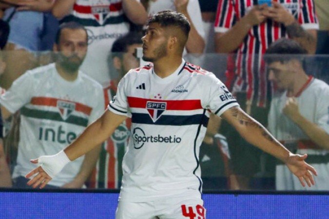 Curiosamente, o triunfo do Tricolor no meio de semana foi como mandante na Vila Belmiro, após acordo com o Peixe para usar o seu estádio. - Foto: Rubens Chiri/Saopaulofc.net