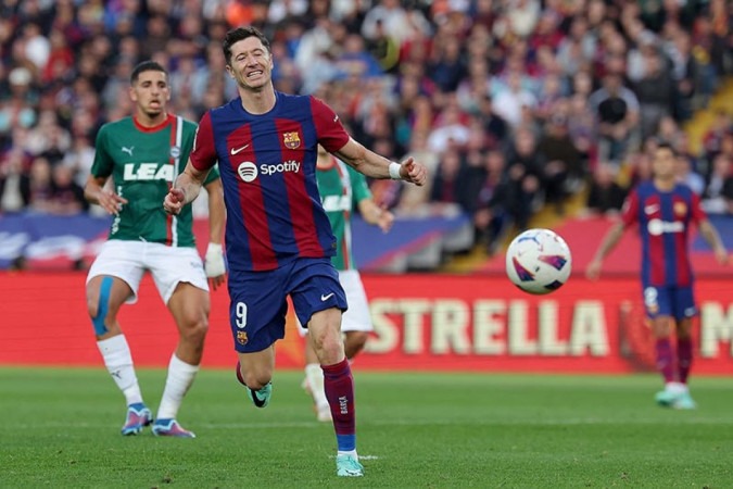  Barcelona's Polish forward #09 Robert Lewandowski runs with the ball during the Spanish league football match between FC Barcelona and Deportivo Alaves at the Estadi Olimpic Lluis Companys in Barcelona on November 12, 2023. (Photo by LLUIS GENE / AFP) (Photo by LLUIS GENE/AFP via Getty Images)
     -  (crédito:  AFP via Getty Images)