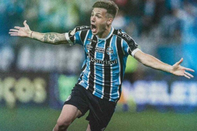 BESOZZI - A falta violenta que sofreu de Bruno Méndez (e gerou o vermelho ao rival) prejudicou sua atuação. Nitidamente não estava com o tornozelo legal e abdicou de alguns lances. Saiu no intervalo. NOTA 4,5 - Foto: Lucas Uebel/Grêmio