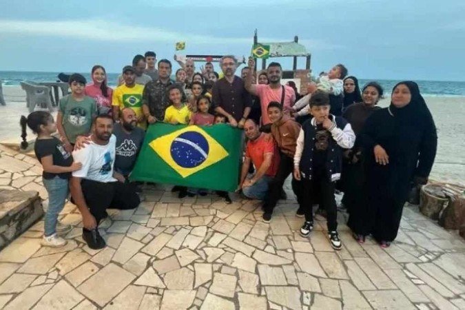 Crianças brasileiras e palestinas brincam em praia no Egito após deixarem Faixa de Gaza - (crédito: Reprodução Instagram hasan Rabe) Crianças brasileiras e palestinas brincam em praia no Egito após deixarem Faixa de Gaza - (crédito: Reprodução Instagram hasan Rabe)