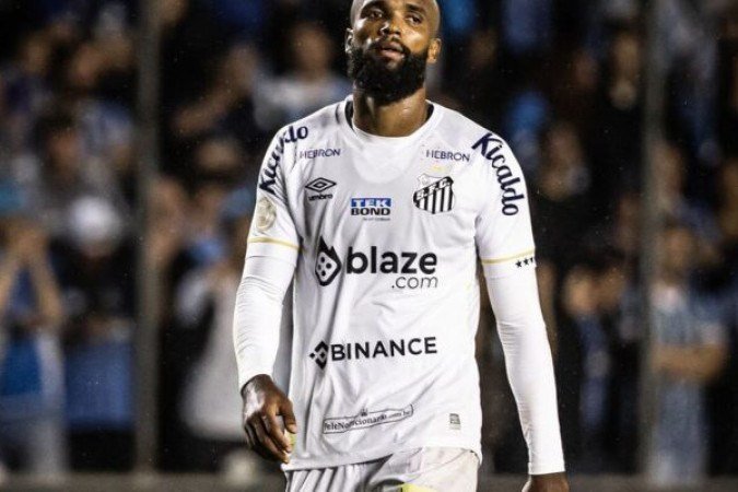 MESSIAS - Excelente nos desarmes e na maioria dos combates diretos, embora tenha falado no jogo aéreo em alguns chuveirinhos - NOTA 6,5 - Foto: Divulgação/ Santos FC