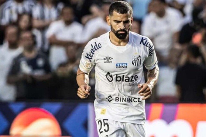 RINCÓN   -  Como o torcedor santista já se acostumou, ótimo na marcação, viril sem ser violento, mas bastante discreto na criação. Muito toquinho para o lado -  NOTA 6,5 - Foto: Divulgação/ Santos FC