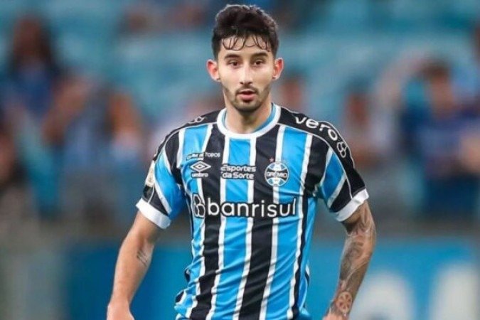 VILLASANTI -  Bom trabalho na marcação e na saída de bola, mas sem se aventurar muito na frente. Fez uma falta, levou amarelo e poderia ter sido expulso por reclamação. NOTA  6,0 - Foto: Lucas Uebel/Grêmio