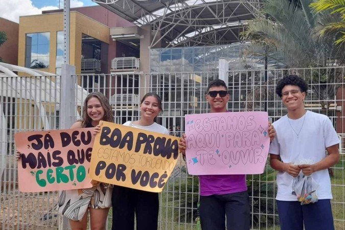Jovens da Comunidade das Nações fazem movimentação para transmitir tranquilidade e escuta aos participantes da prova. Na foto: Gabriela Fernandes (à esquerda), Júlia Simão, Matheus Araújo e Nicolas Duarte