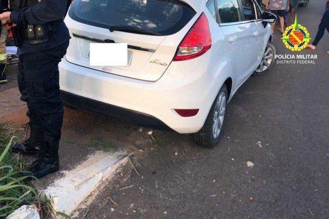 Suspeito fugiu em um Ford Fiesta branco, que colidiu em um meio-fio e um poste - (crédito: Reprodução/PMDF) Suspeito fugiu em um Ford Fiesta branco, que colidiu em um meio-fio e um poste - (crédito: Reprodução/PMDF)