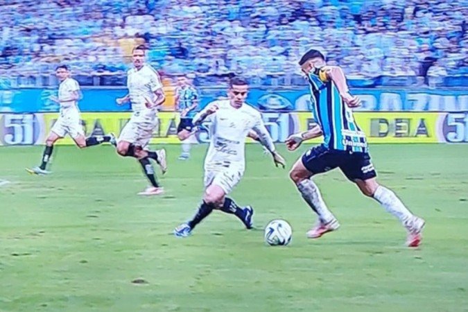 Com um jogador a menos, Corinthians vence na Arena e frustra o Grêmio - (crédito: Jogada10) Com um jogador a menos, Corinthians vence na Arena e frustra o Grêmio - (crédito: Jogada10)