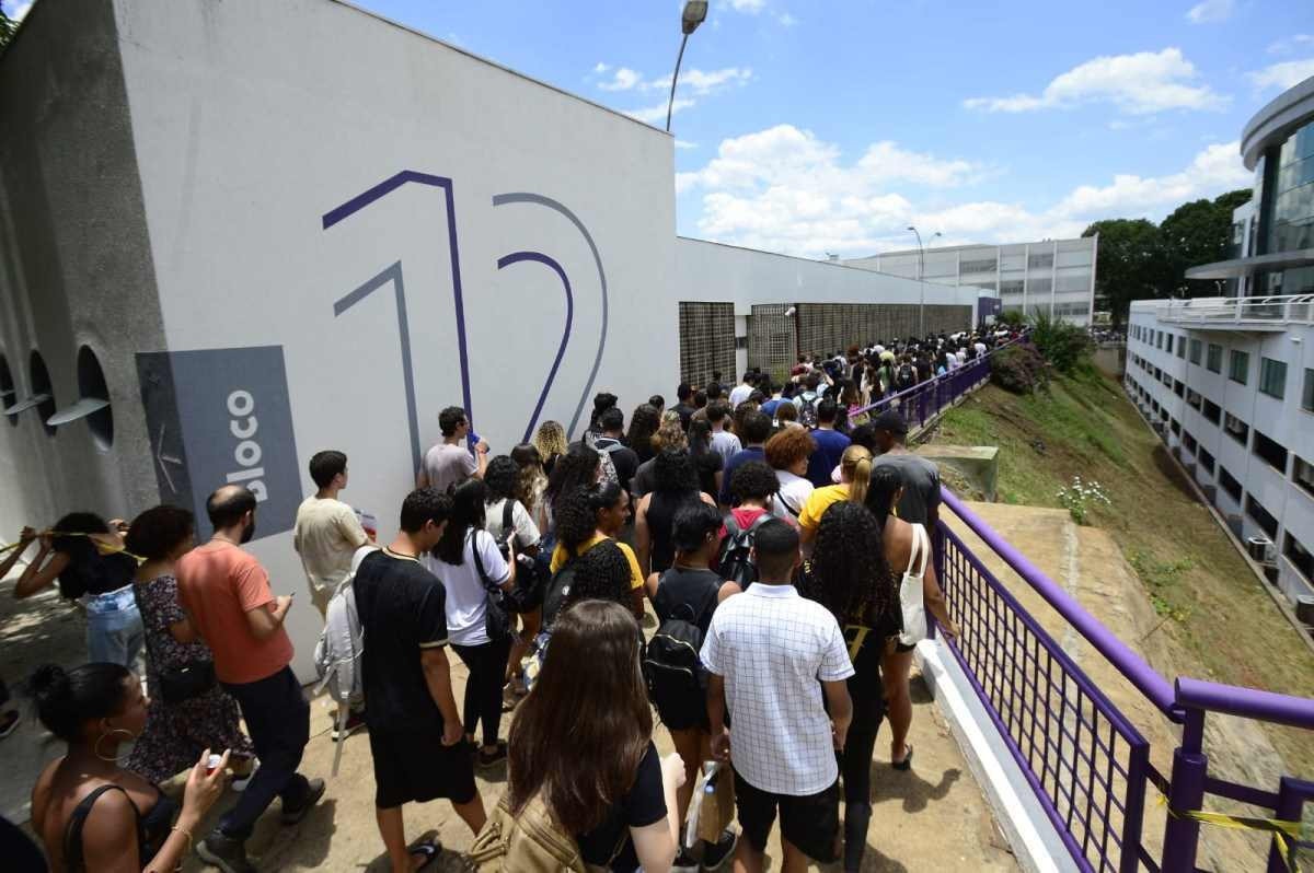 Enem 2023; estudantes chegam para provs no UniCeub