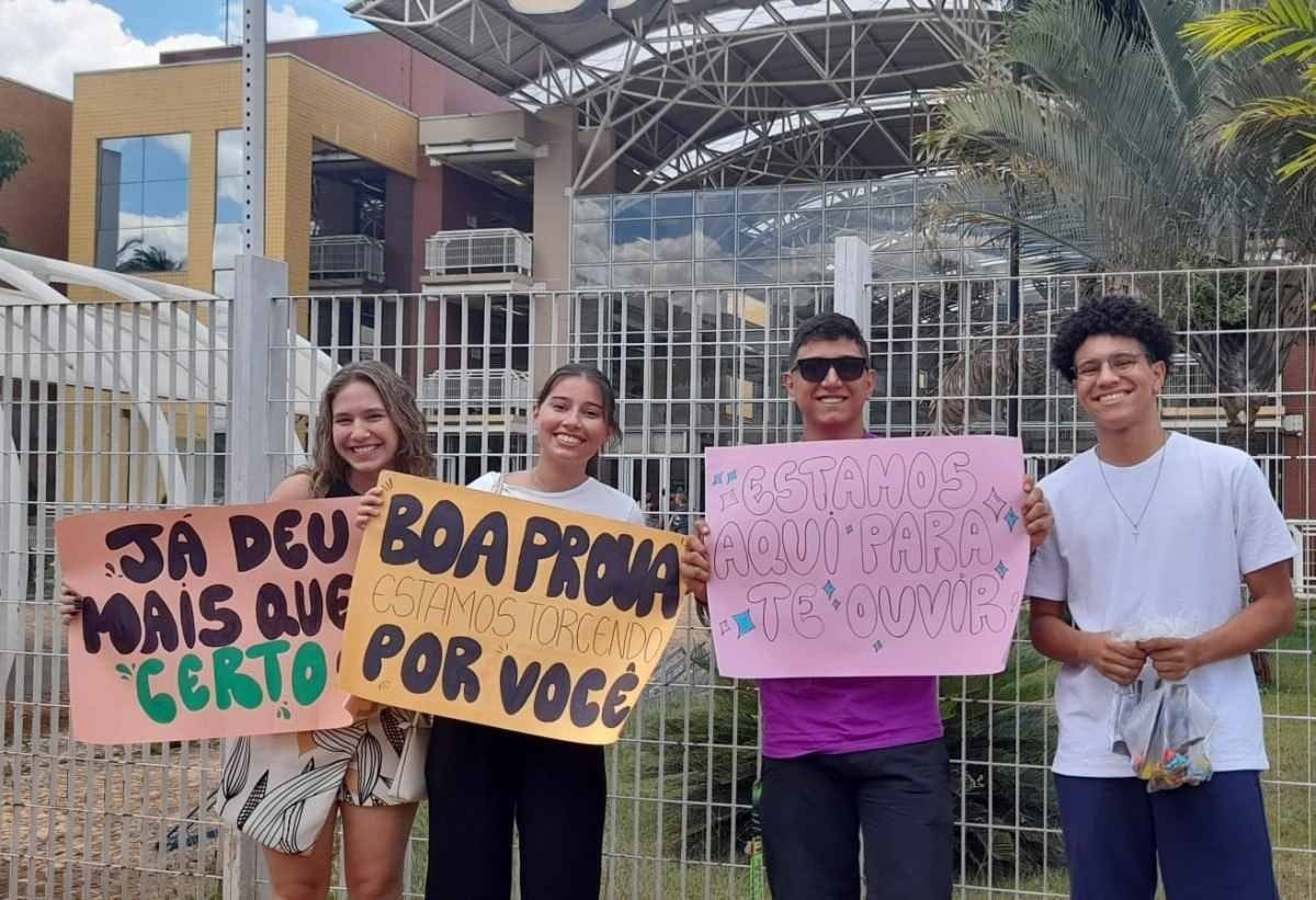 Jovens da Comunidade das Nações fazem movimentação para transmitir tranquilidade e escuta aos participantes da prova. Na foto: Gabriela Fernandes (à esquerda), Júlia Simão, Matheus Araújo e Nicolas Duarte
