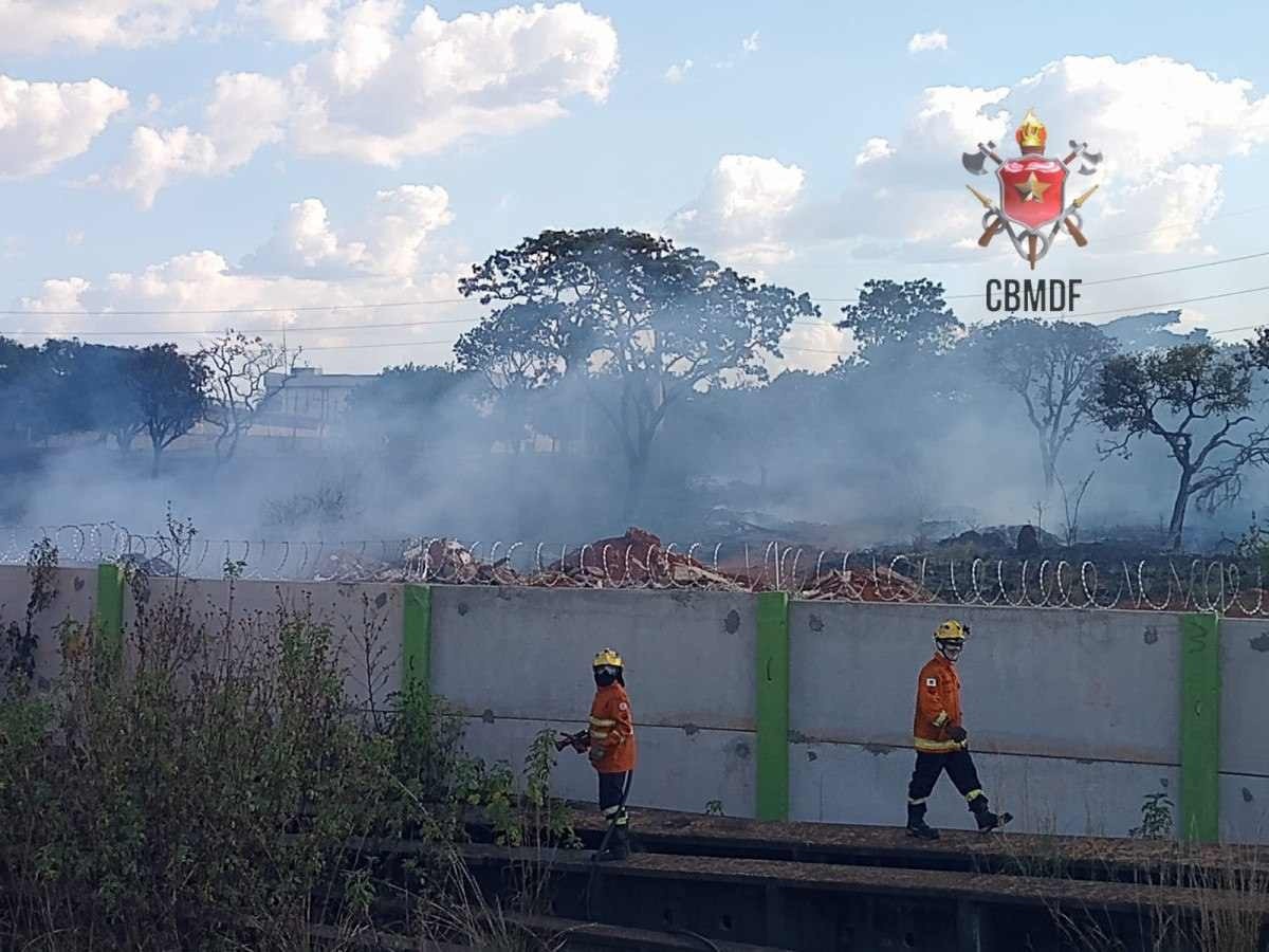 Incêndio florestal destrói área próximo ao Parque Nacional de Brasília