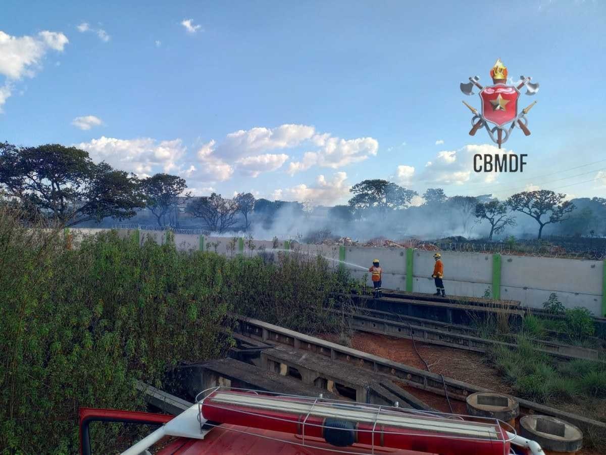 Incêndio florestal destrói área próximo ao Parque Nacional de Brasília