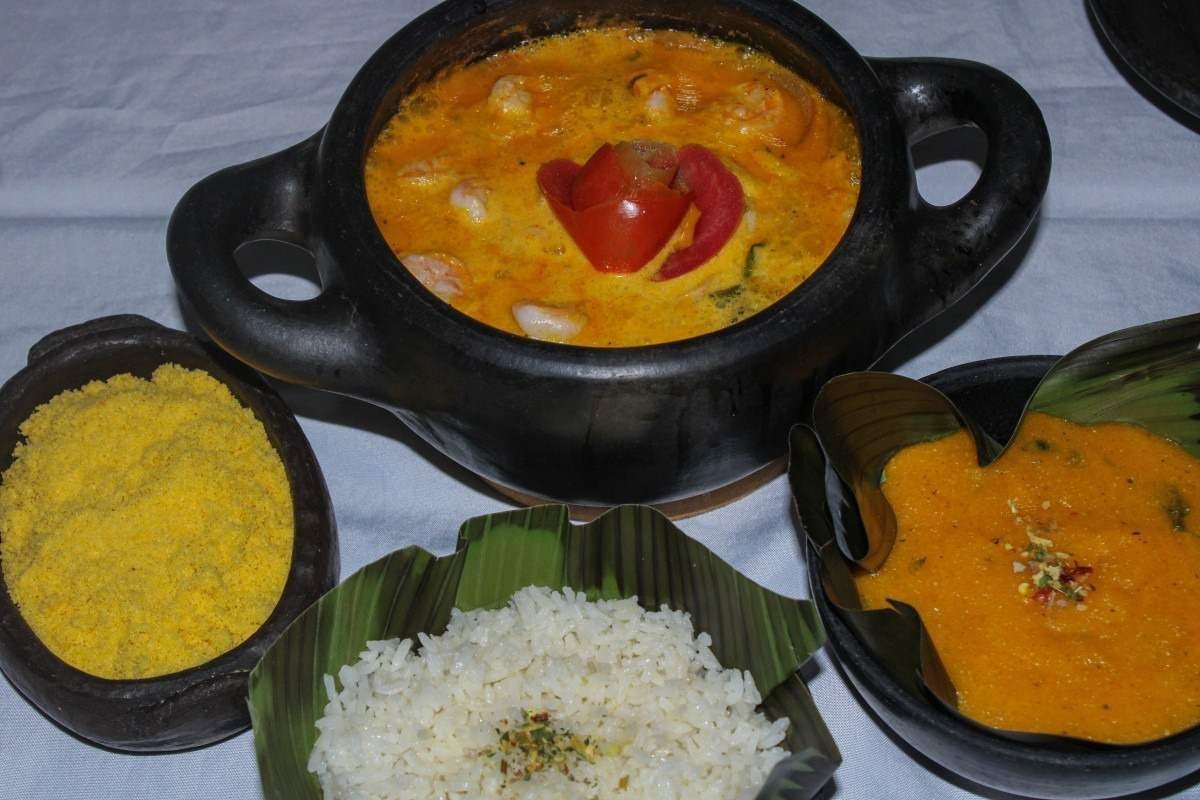  13/11/2023 Crédito: Kayo Magalhães/CB/D.A Press. Brasil. Brasília - DF.Gastronomia. Moqueca mista baiana acompanhada de arroz, pirão e farofa do restaurante Casa de Mainha - Comida Baiana. Na foto, o chef Ray Neto. 