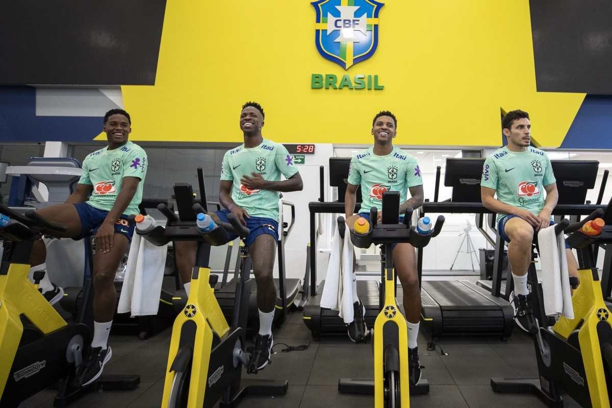 Endrick, Vinicius Jr. e Rodrygo, durante o treino da Seleção 