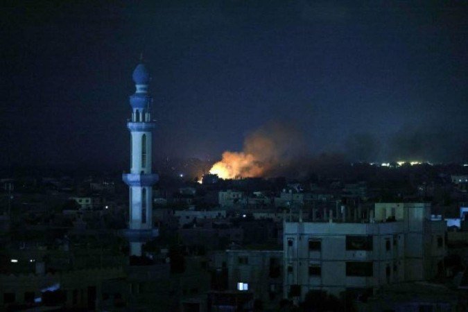 Um incêndio arde após os ataques aéreos israelenses em Rafah, no sul da Faixa de Gaza, em 13 de novembro de 2023, em meio às batalhas em curso entre Israel e o grupo militante palestino Hamas. - (crédito: SAID KHATIB / AFP) Um incêndio arde após os ataques aéreos israelenses em Rafah, no sul da Faixa de Gaza, em 13 de novembro de 2023, em meio às batalhas em curso entre Israel e o grupo militante palestino Hamas. - (crédito: SAID KHATIB / AFP)
