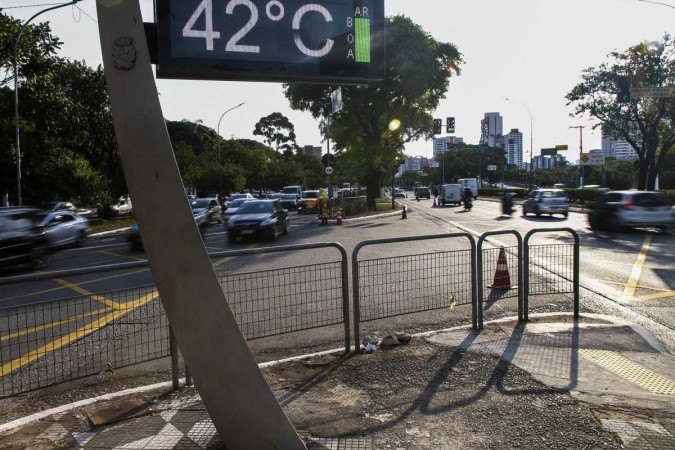 Termômetro marca 42ºC em São Paulo: calor extremo continua -  (crédito:  AFP)