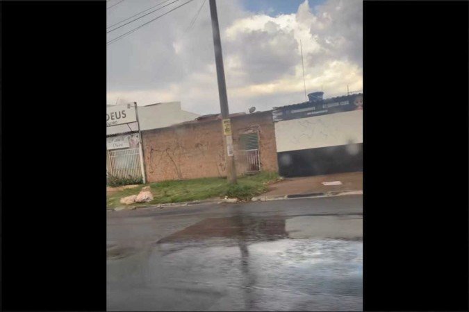 Chuvas isoladas atingiram áreas de Ceilândia e Samambaia no meio da tarde - (crédito: Reprodução/Instagram/@Ceilandiamuitatreta) Chuvas isoladas atingiram áreas de Ceilândia e Samambaia no meio da tarde - (crédito: Reprodução/Instagram/@Ceilandiamuitatreta)