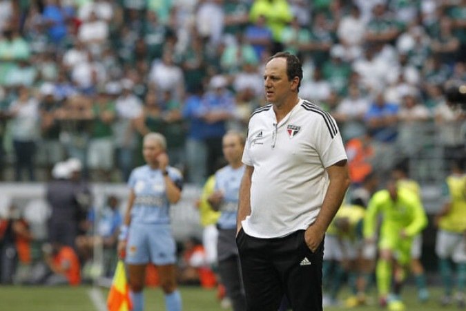 São Paulo (Rogério Ceni Caiu) - O ex-goleiro deixou o clube em 19 de abril, um dia após o Tricolor vencer, sem convencer, o Puerto Cabello, da Venezuela, por 2 a 0, pela Copa Sul-Americana. Ele assumiu em outubro de 2021. Em um ano e seis meses, foram 106 jogos, com 49 vitórias, 28 empates e 29 derrotas. Nenhum título foi conquistado no período. - Foto: Rubens Chiri/saopaulofc.net