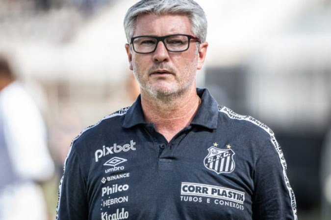 Santos (Odair Hellmann) - O treinador foi o primeiro de três que acabariam deixando o Peixe no transcorrer deste Campeonato Brasileiro. No dia 22 de junho, ele foi demitido após a derrota em casa para o Corinthians. O catarinense chegou ao clube em novembro de 2022. Sua estreia ocorreu no Paulistão-2023 em que o time da Vila Belmiro foi eliminado ainda na fase de grupos. Depois de vários insucessos e torcida fazendo quebra-quebra, ele caiu. Foto: Raul Baretta / Santos FC
