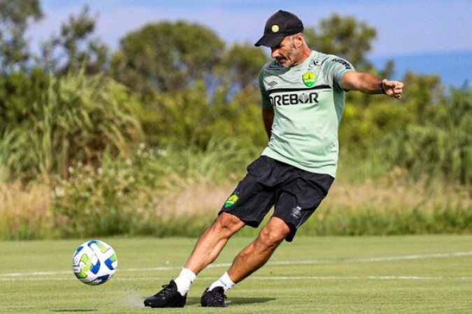Cuiabá (Ivo Vieira caiu) - Anunciado em dezembro de 2022, Ivo Vieira foi apresentado em janeiro e sagrou-se campeão matogrossense. No entanto, o time parou nas semifinais da Copa Verde e começou mal no Brasileiro, o que provocou sua demissão em 10 de maio. O português comandou o Dourado em 24 partidas, com 16 vitórias, três empates e cinco derrotas - Foto: Asscom Dourado