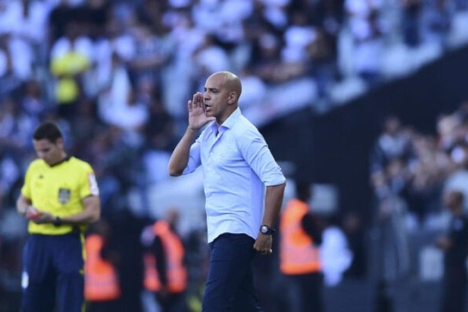 O antecessor de Zé Ricardo no cargo foi o português Pepa. Anunciado em março de 2023, o técnico perdeu o posto em 29 de agosto depois de uma sequência de jogos sem vencer. No total, ele comandou a Raposa em 25 partidas, com sete vitórias, oito empates e dez derrotas, um aproveitamento de 38%. Foto: Divulgação/Cruzeiro