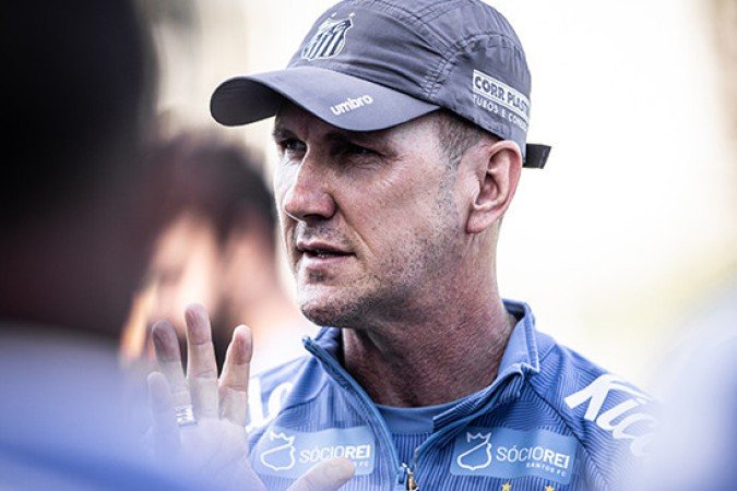 Santos (Paulo Turra caiu) - O gaúcho durou apenas sete partidas no comando alvinegro. Na oitava troca de comando da gestão Rueda, ele foi o segundo demitido do Peixe durante o Brasileirão. Foto: Raul Baretta/ Santos FC.