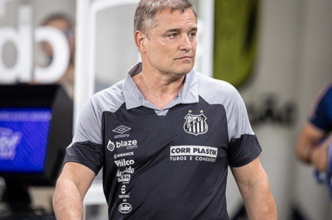 Santos (Diego Aguirre caiu) - A passagem do uruguaio pelo Peixe foi relâmpago. Ele não resistiu a derrota para o Cruzeiro na Vila Belmiro no dia 15 de setembro e deixou o clube com apenas cinco partidas disputadas (quatro derrotas e só uma vitória). - Raul Baretta/Santos FC.