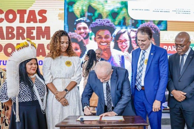 Além de Anielle, evento da da nova Lei de Cotas contou com a presença do presidente Luiz Inácio Lula da Silva (PT) e dos ministros Silvio Almeida e Sonia Guajajara - (crédito: Reprodução/Ricardo Stuckert / PR) Além de Anielle, evento da da nova Lei de Cotas contou com a presença do presidente Luiz Inácio Lula da Silva (PT) e dos ministros Silvio Almeida e Sonia Guajajara - (crédito: Reprodução/Ricardo Stuckert / PR)