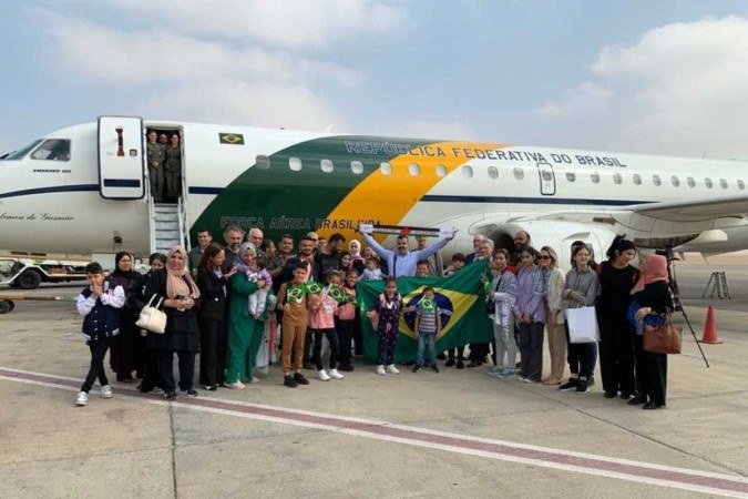 Grupo de Gaza reunido à frente da aeronave presidencial no Aeroporto Internacional do Cairo, no Egito, momentos antes da partida para o Brasil - (crédito: GOV BR/FAB) Grupo de Gaza reunido à frente da aeronave presidencial no Aeroporto Internacional do Cairo, no Egito, momentos antes da partida para o Brasil - (crédito: GOV BR/FAB)